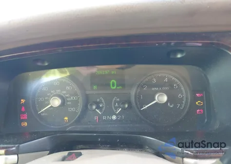 2007 Lincoln Town Car Signature Limited из США, поврежденный, VIN 1LNHM82V27Y637073